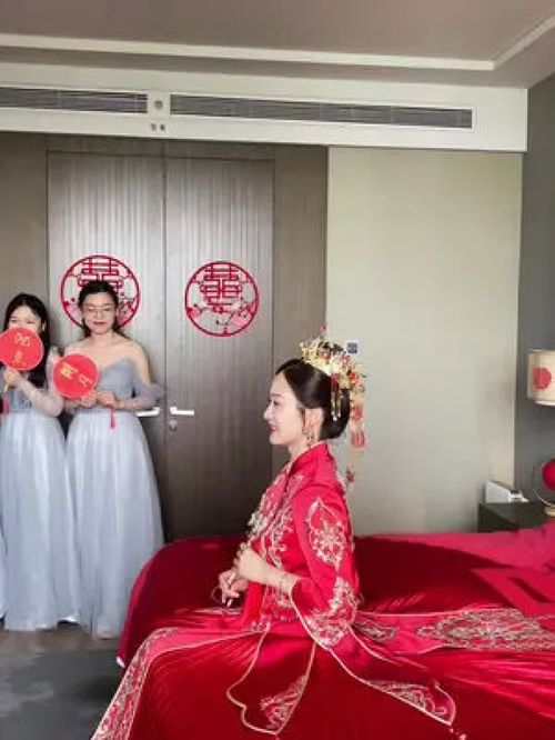 端庄大方的红色秀禾一直是新娘们的首选 合肥新娘跟妆 秀禾服新娘造型 中式新娘造型 婚礼跟妆花絮 化妆师的工作日常