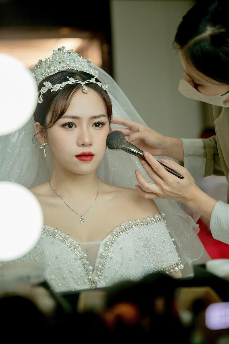 新娘跟妆的幕后 当化妆师收到摄影师返图时
